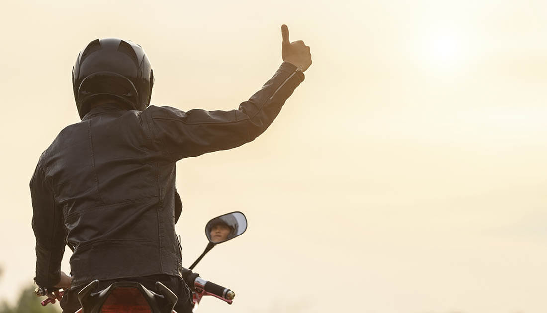 Buenas (y malas) ideas para guardar el casco de tu moto